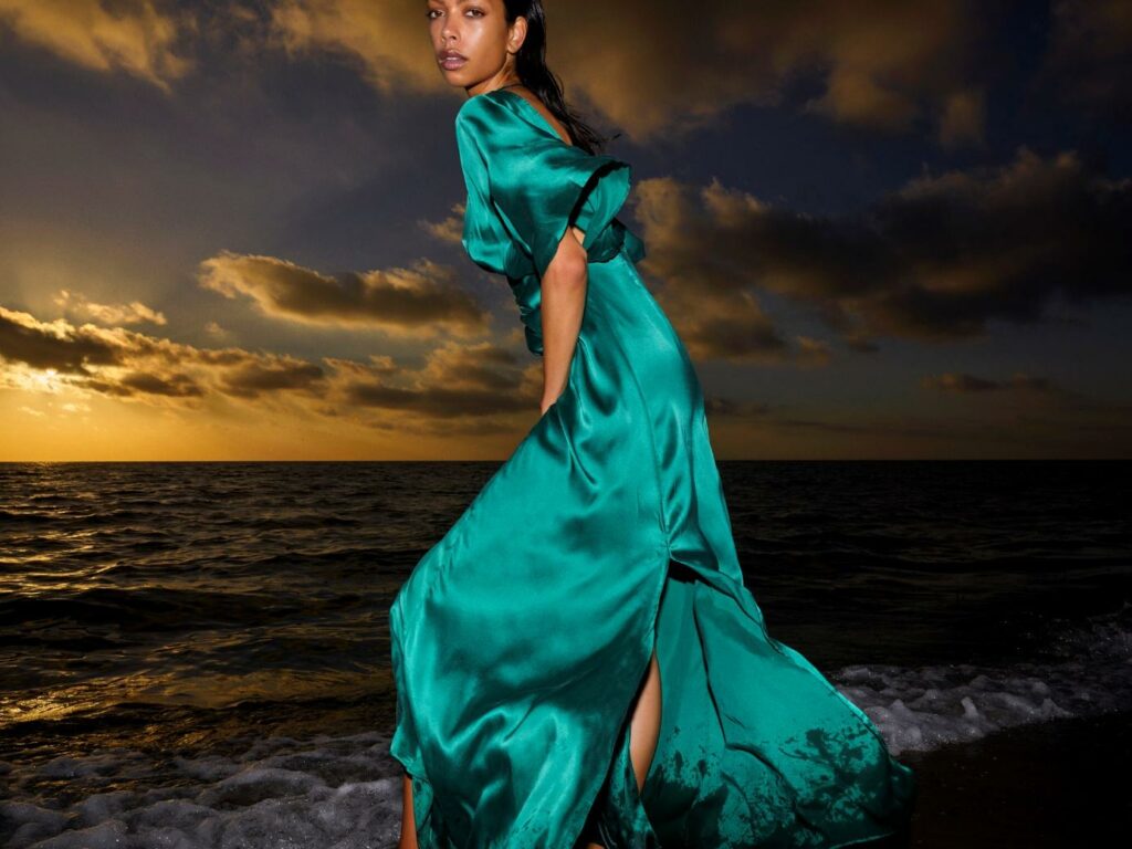 Femeie cu rochie lungă turquoise din mătase