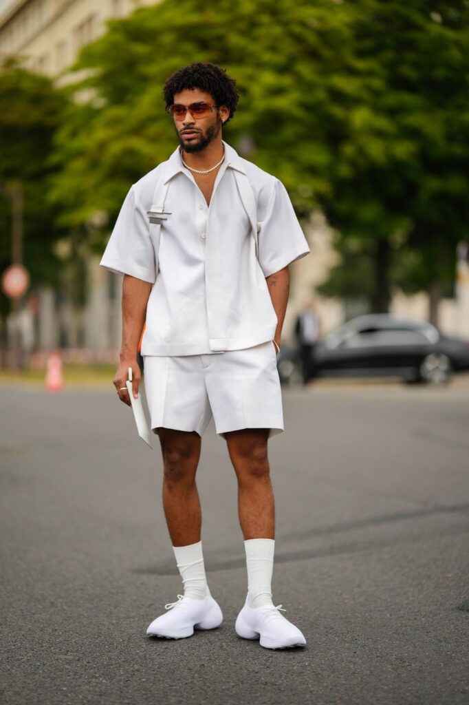 Total look de culoare deschisă pentru bărbați, din pantaloni scurți, cămașă și sneakerși albi cu plasă