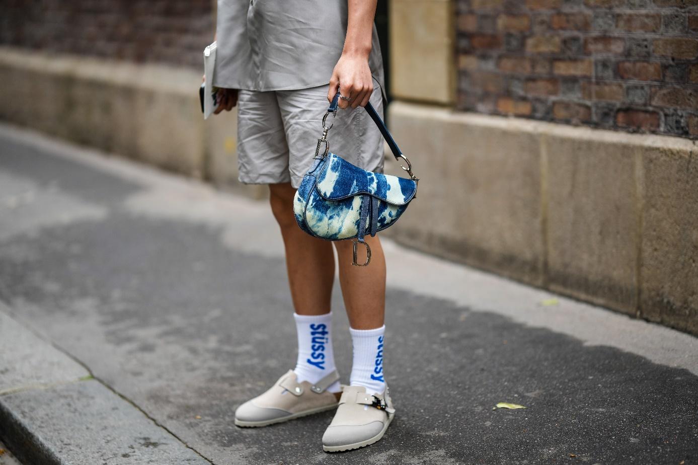 Outfit bej pentru bărbați cu șlapi bej cu baretă și geantă de mână albastră cu alb