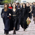 Modelele defilează pe podium în timpul show-ului Chanel Haute Couture toamnă/iarnă 2023/2024, în cadrul Săptămânii Modei de la Paris