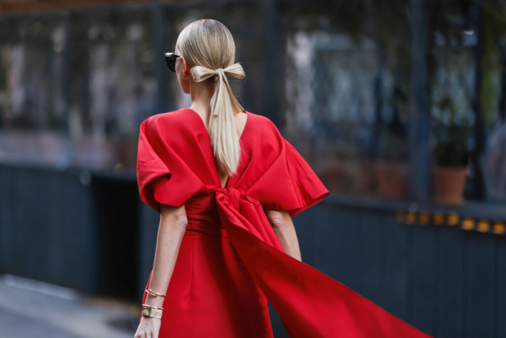 o femeie cu o rochie roșie
