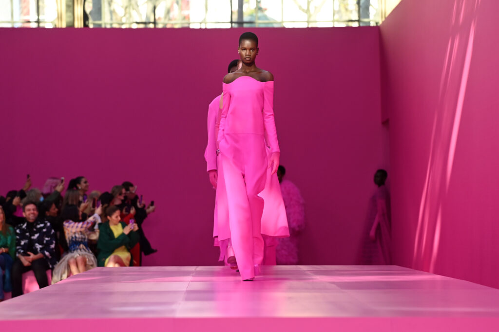 Prezentare de modă cu modele care poartă articole vestimentare roz