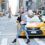 O femeie se plimbă pe străzile din New York