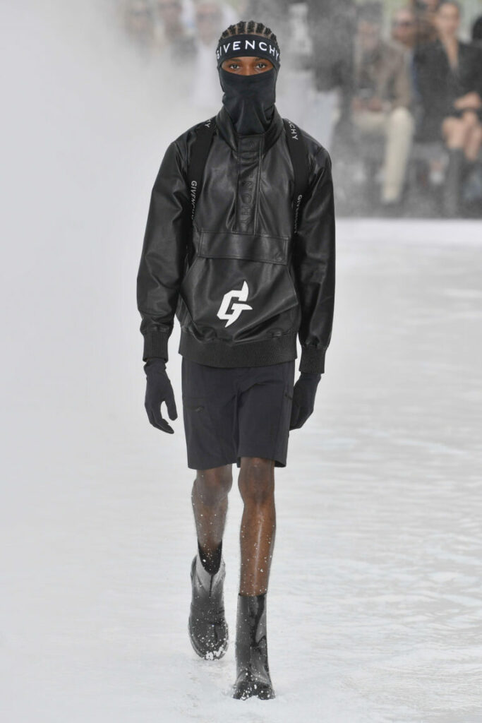 Un model pășește pe podium în timpul defilării Givenchy Ready to Wear primăvară/vară 2023, în cadrul Săptămânii modei masculine de la Paris