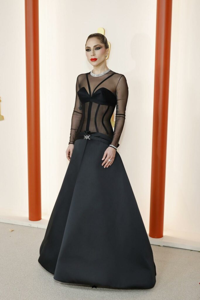 Lady Gaga într-o rochie Versace