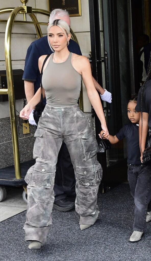 Pantaloni cargo gri în stil militar, bluză strâmtă, geantă de mână din piele simplă și tocuri înalte