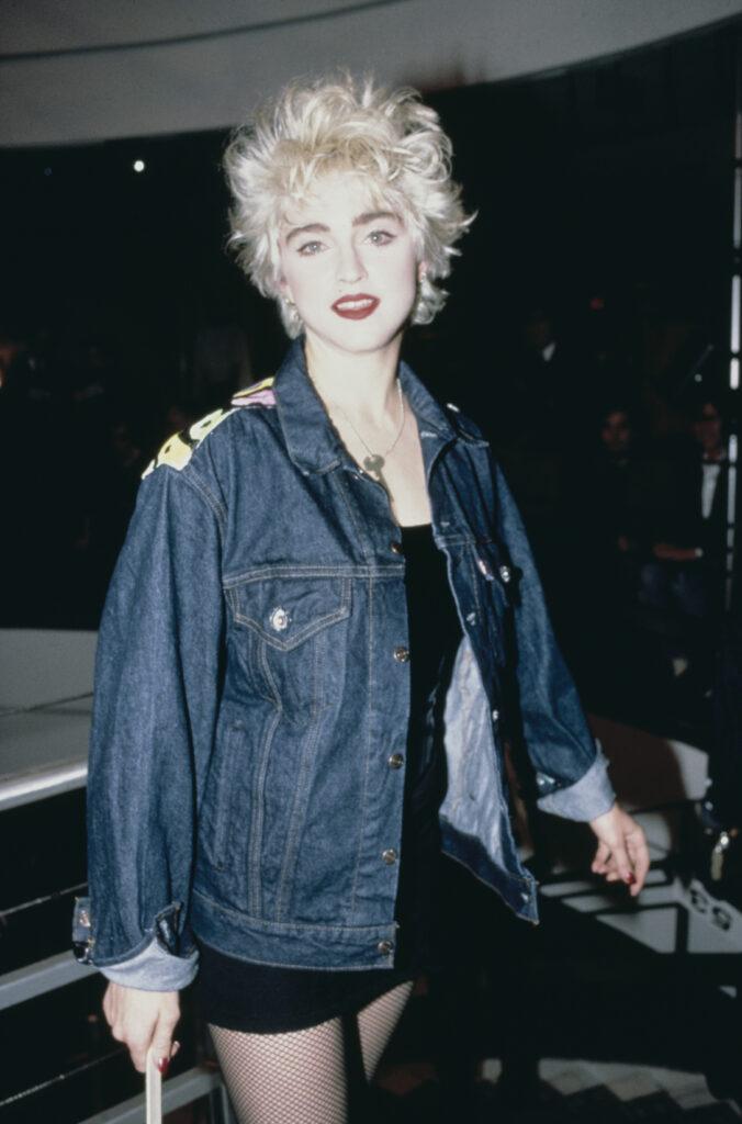 Madonna într-o jachetă din denim