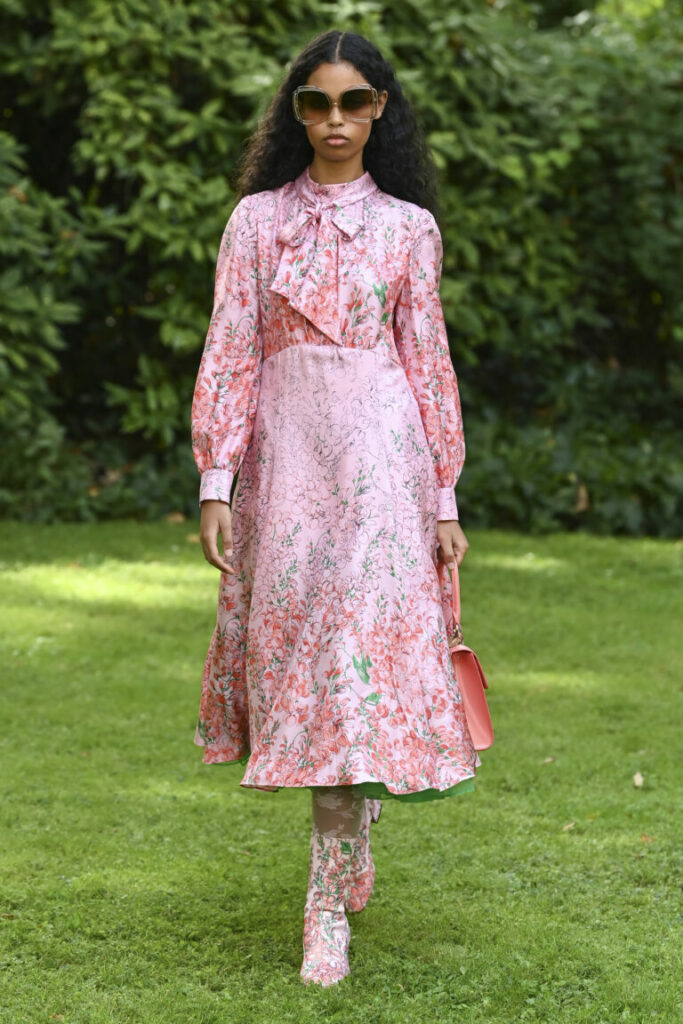 Un model pășește pe podium în timpul prezentării de modă Bora Aksu Ready to Wear primăvară/vară 2022, în cadrul Săptămânii Modei de la Londra