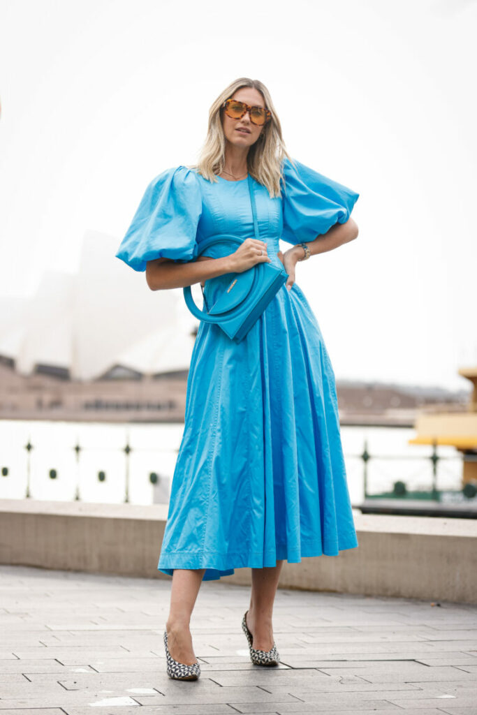 Nikki Phillips poartă o rochie albastră Aje și o geantă albastră Jacquemus la Afterpay Australian Fashion Week 2022