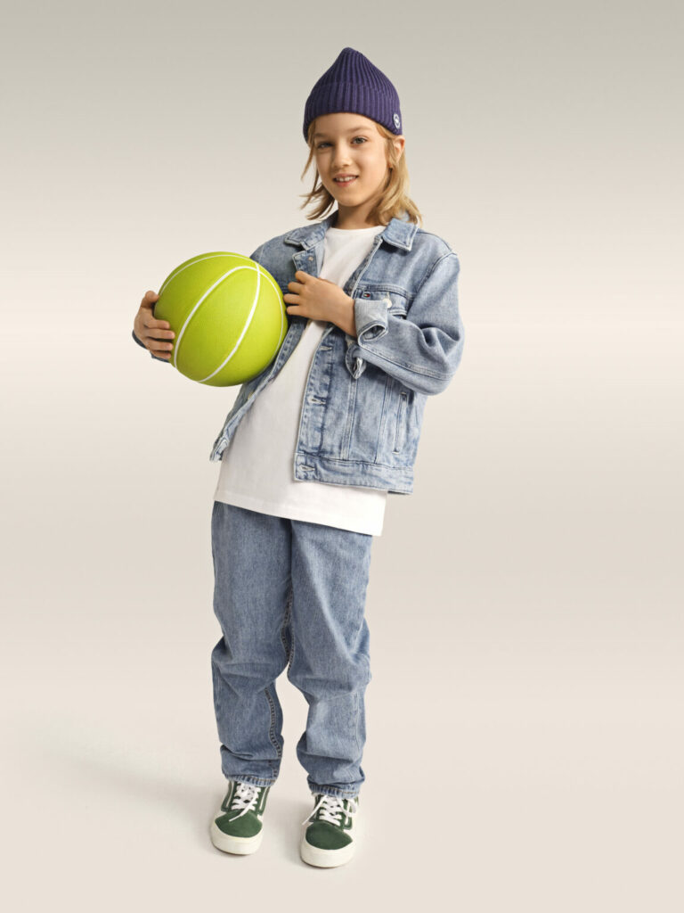 Băiat stilizat cu geacă din denim și pantaloni