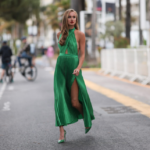 Jakie buty do zielonej sukienki - kobieta w zielonej sukience maxi i zielonych szpilkach