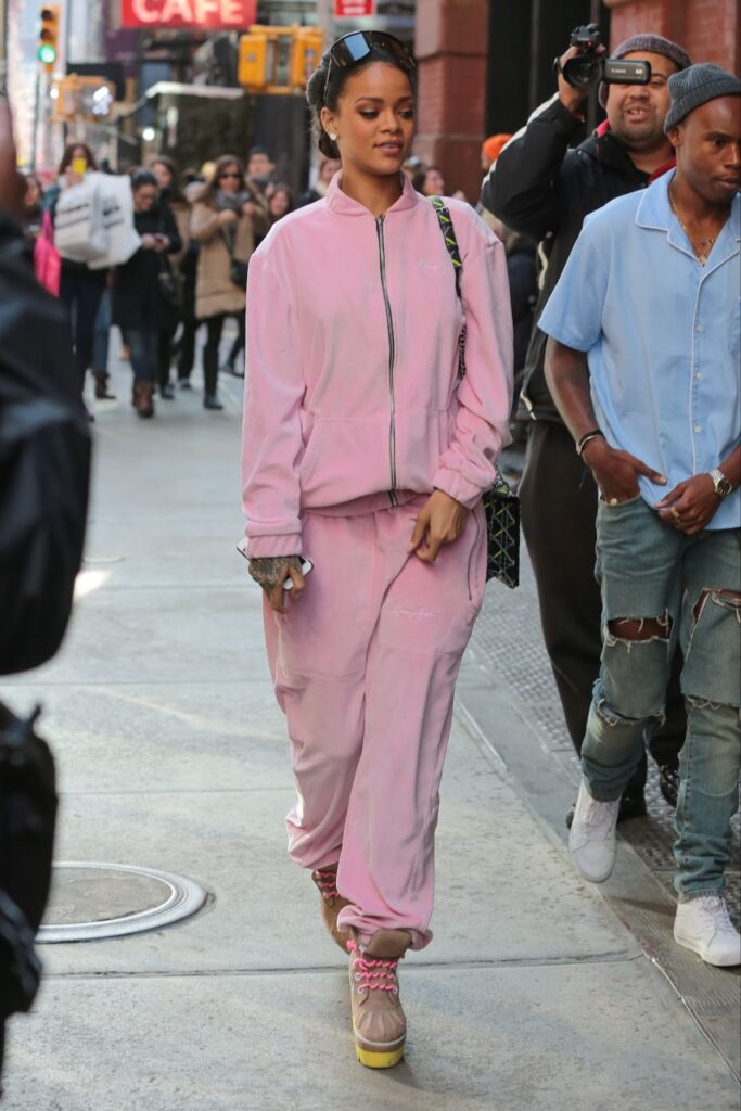 Rihanna w różowym komplecie dresowym z weluru.