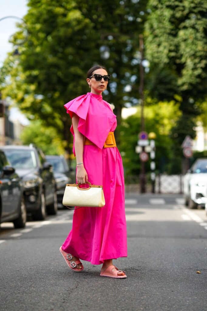 femeie într-o rochie lungă de vară roz