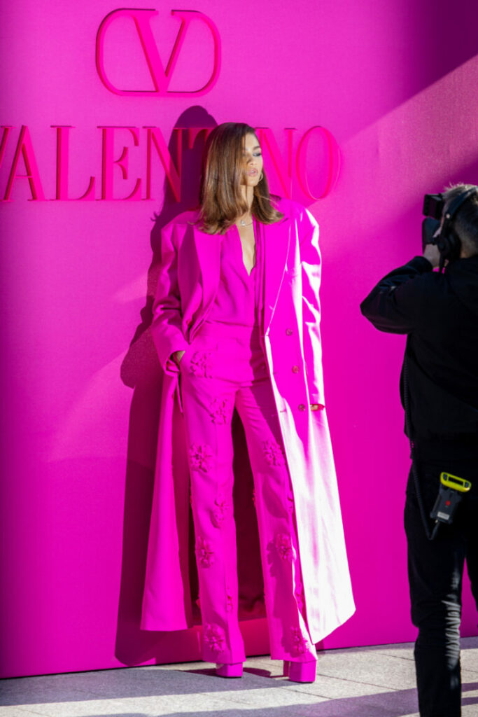 Zendaya într-un look roz la show-ul Valentino
