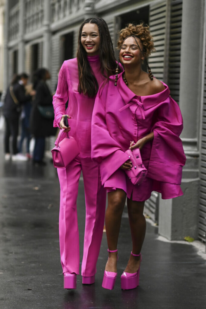 Lily Chee i Paola Locatelli w różowej kolekcji Valentino