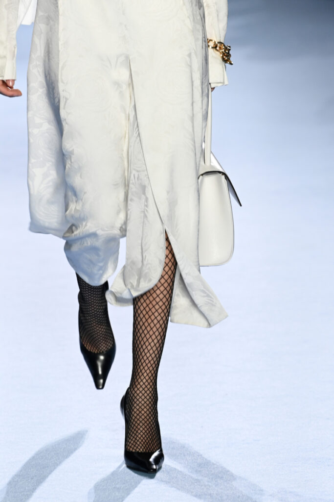 Un fotomodel, cu geantă și detaliu de modă, pășește pe podium purtând Tory Burch în timpul Săptămânii Modei de la New York toamnă/iarnă 2023