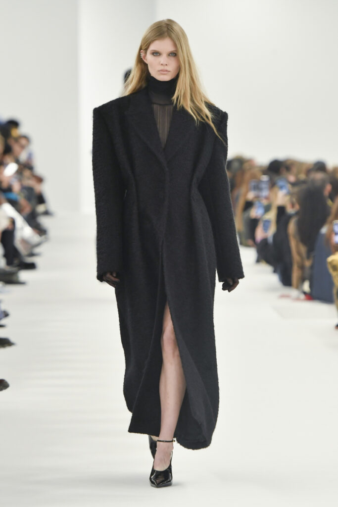 Un model pășește pe podium în timpul defilării Givenchy Ready to Wear to Fall/Winter 2023-2024, în cadrul Săptămânii Modei de la Paris