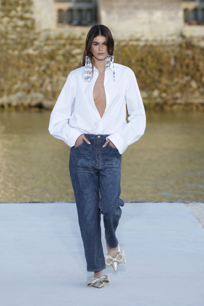 Kaia Gerber pășește pe podium în timpul defilării Valentino Haute Couture toamnă/iarnă 2023/2024, în cadrul Săptămânii Modei de la Paris