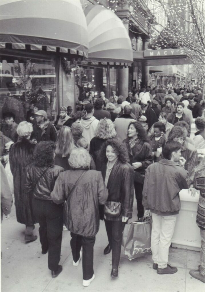 Mulțimea de cumpărători în fața Macy’s cu ocazia „Black Friday”