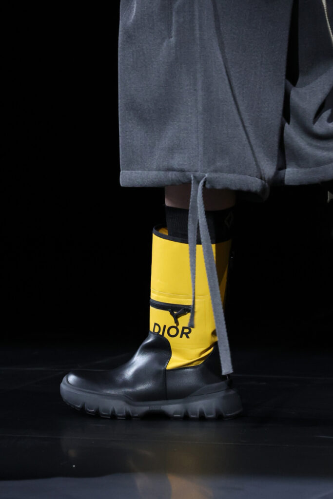 Un model, detaliu de pantof, pășește pe podium în timpul defilării Dior Homme Menswear Fall-Winter 2023-2024, în cadrul Săptămânii Modei de la Paris