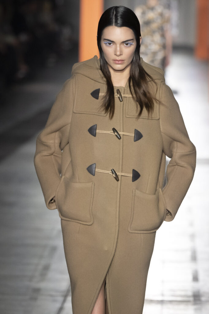 Kendall Jenner defilează pe podium în timpul prezentării de modă Prada Ready to Wear toamnă/iarnă 2023-2024, în cadrul Săptămânii Modei de la Milano
