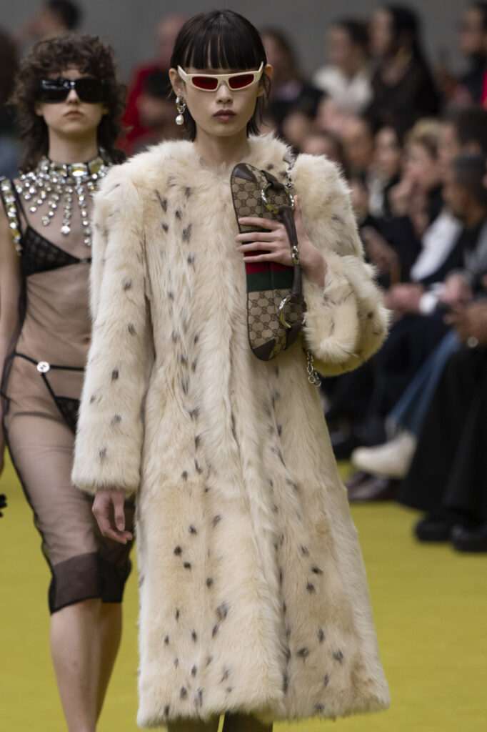 Un model pășește pe podium în timpul defilării Gucci Ready to Wear toamnă/iarnă 2023-2024, în cadrul Săptămânii Modei de la Milano