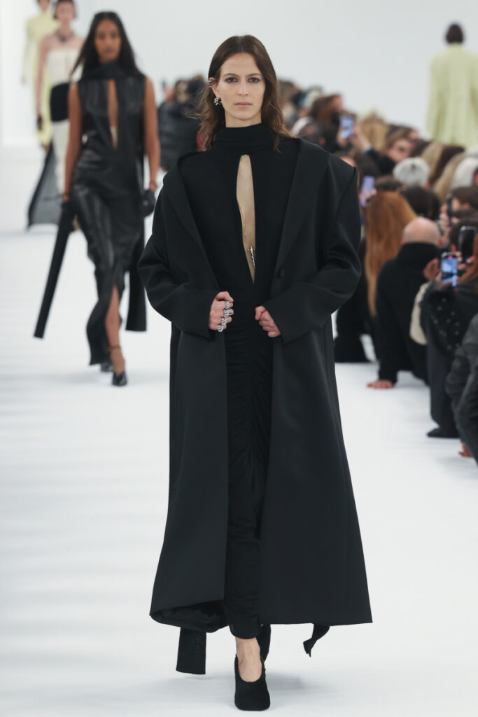 Un model defilează pe podium în timpul show-ului Givenchy Womenswear Fall Winter 2023-2024, în cadrul Săptămânii Modei de la Paris