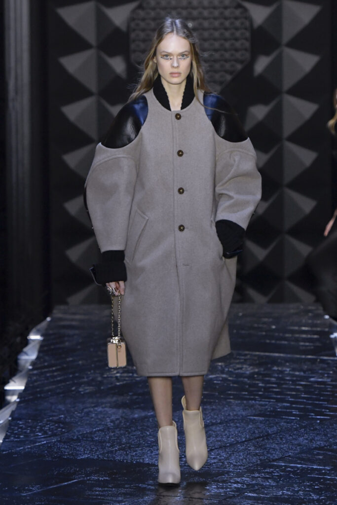 Un model pășește pe podium în timpul prezentării de modă Louis Vuitton Ready to Wear Toamnă/Iarnă 2023-2024, în cadrul Săptămânii Modei de la Paris