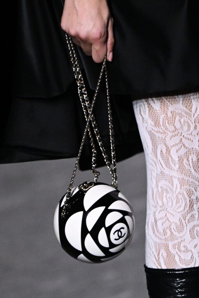 geantă rotundă alb-negru Chanel