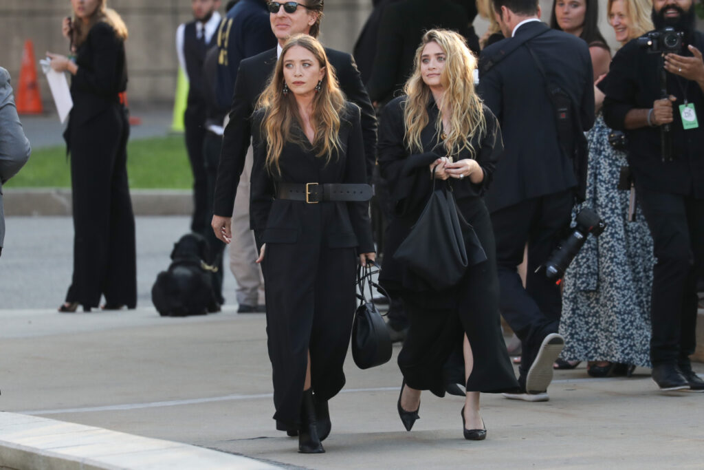 Mary-Kate și Ashley Olsen în haine negre quiet luxury
