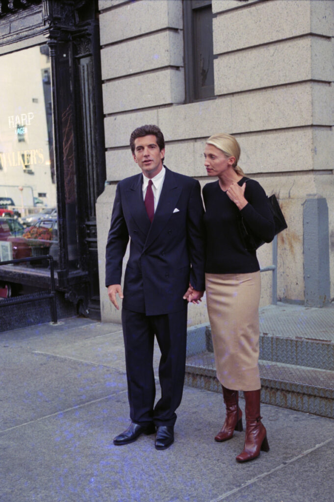 John Kennedy Junior și Carolyn Bessette Kennedy în haine quiet luxury