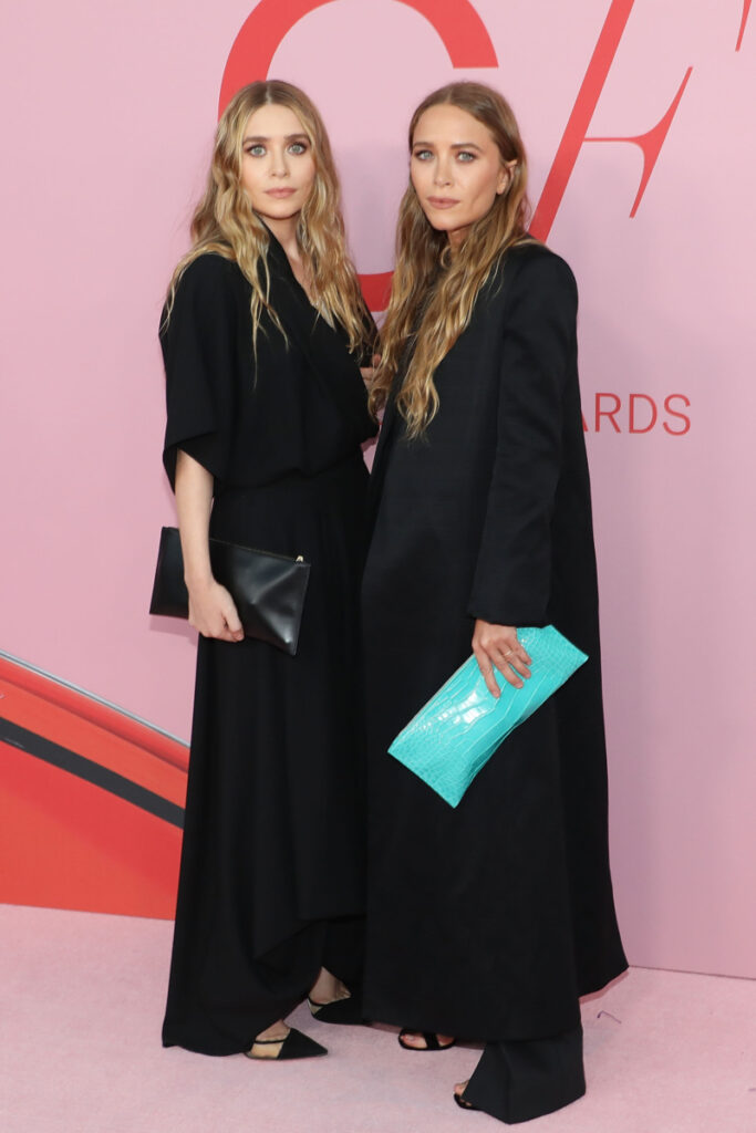 Gemenele Olsen în haine în stil quiet luxury