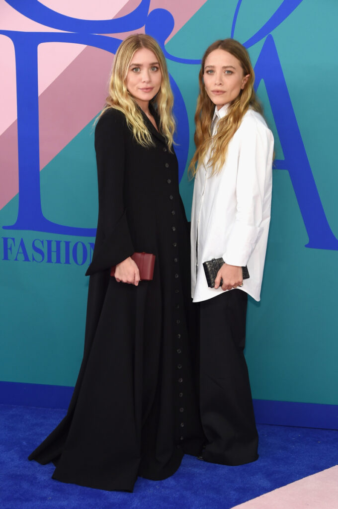 Mary-Kate și Ashley Olsen poartă haine bazate pe tendința de quiet luxury