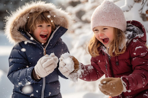 doi copii se joacă în zăpadă