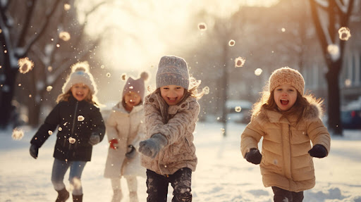 patru fetițe se joacă în zăpadă
