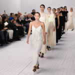 cele mai la modă rochii pentru toamna și iarna 2023/2024 - modelele prezente în cadrul unei prezentări în rochii albe și negre