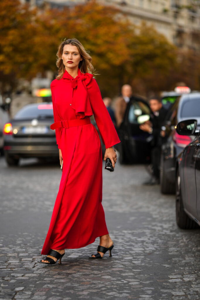 Chloe Lecareux poartă o rochie lungă roșie