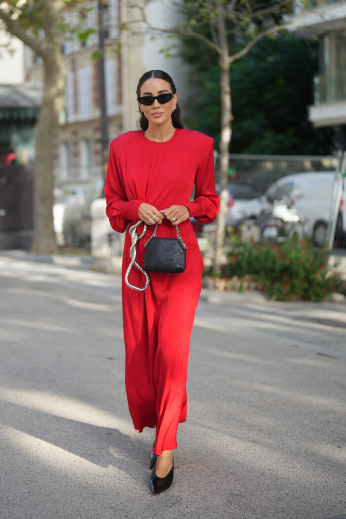o femeie într-o rochie roșie elegantă