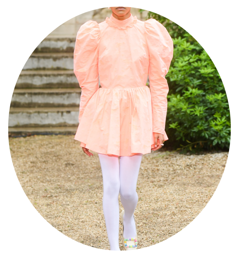 Culoarea anului Pantone 2024: rochie peach fuzz, ciorapi albi și pantofi cu cataramă colorată decorativă