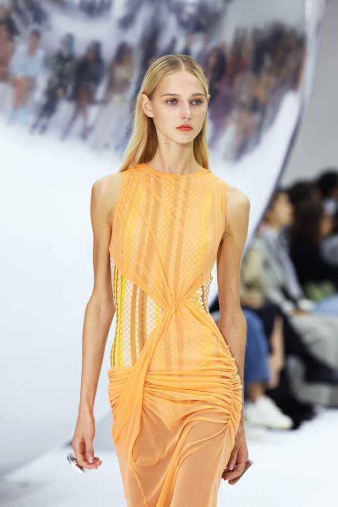 Culoarea Pantone a anului 2024: rochie portocalie