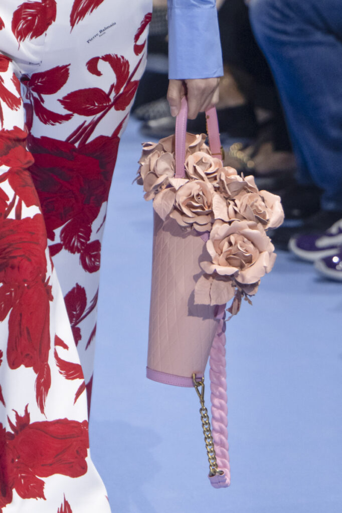 Culoarea Pantone a anului 2024: geantă decorată cu flori