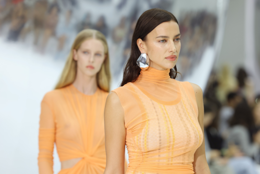 pantone color of the year 2024 – modelki ubrane w sukienki w kolorze Peach Fuzz