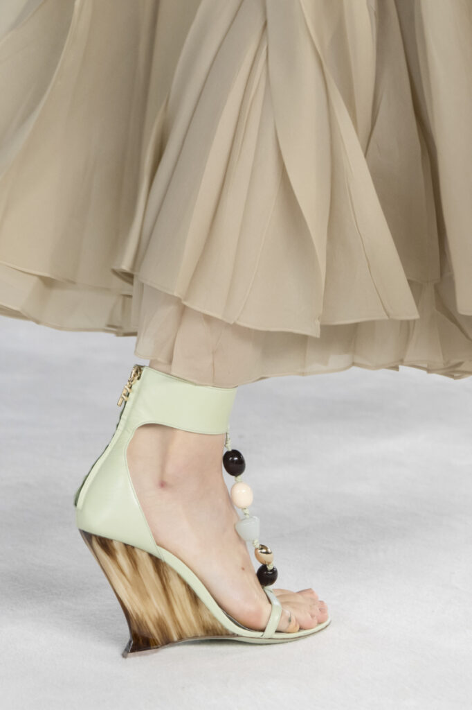 [Pantofi de damă la modă pentru primăvara-vara 2023]: modelele pe coturn