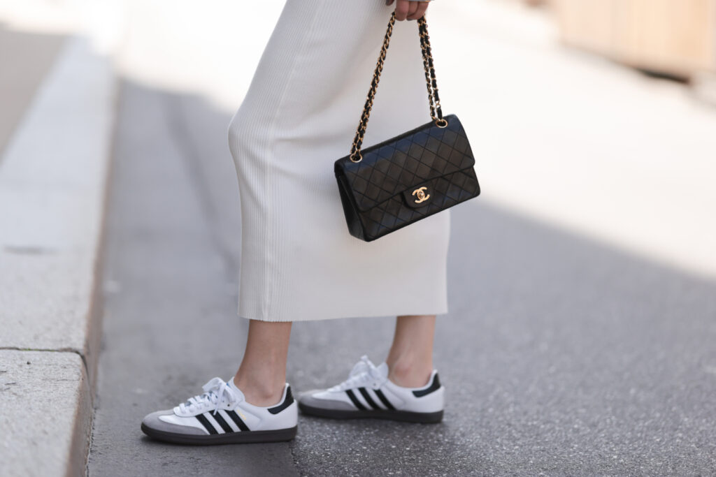 sneakerși adidas Samba într-un outfit cu o rochie albă