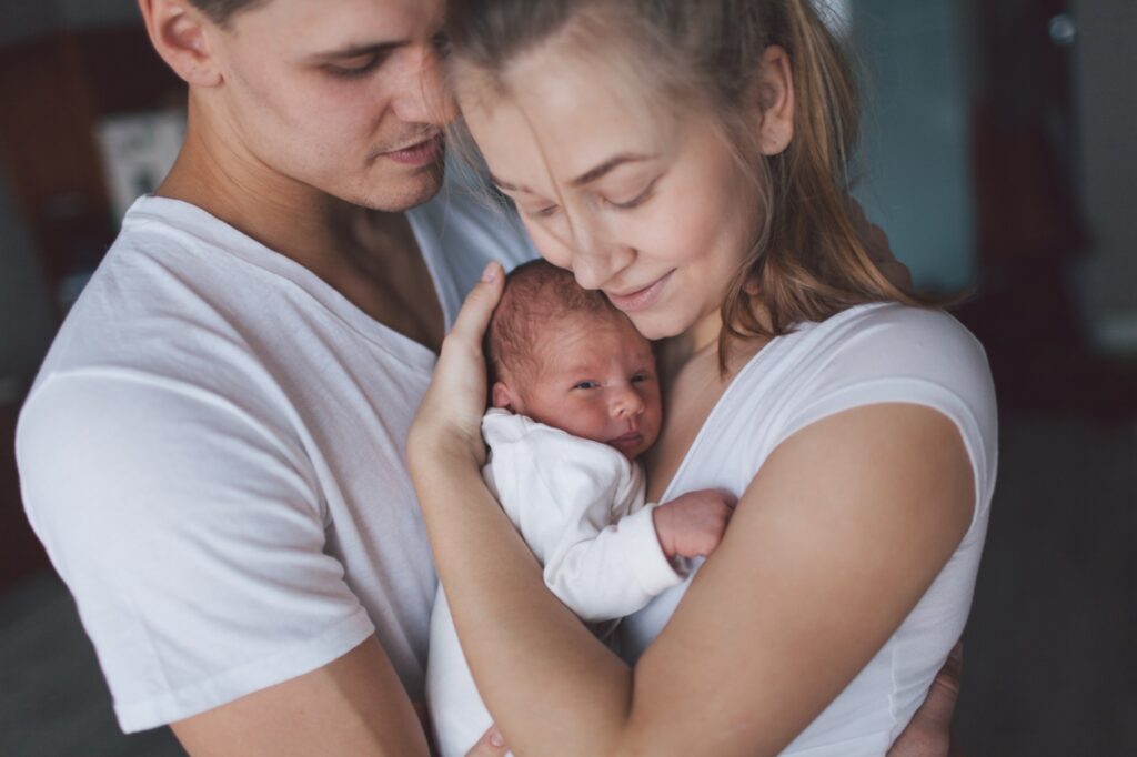 părinți cu un nou-născut
