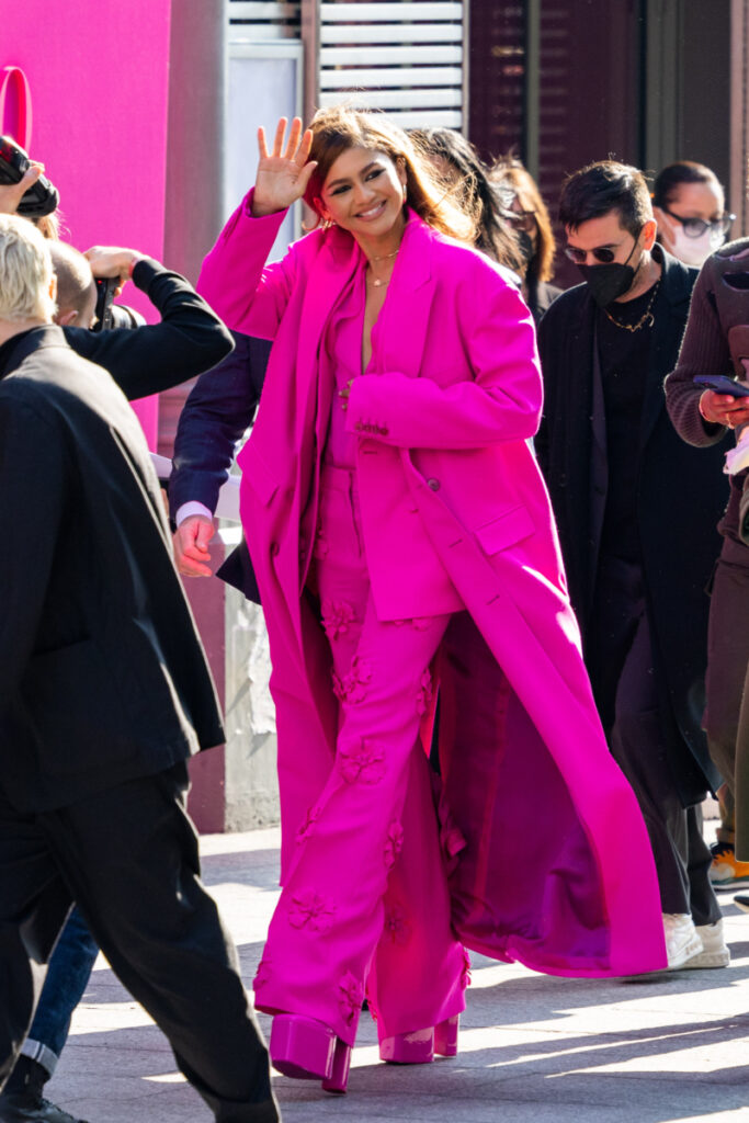 Zendaya într-un costum roz fuchsia