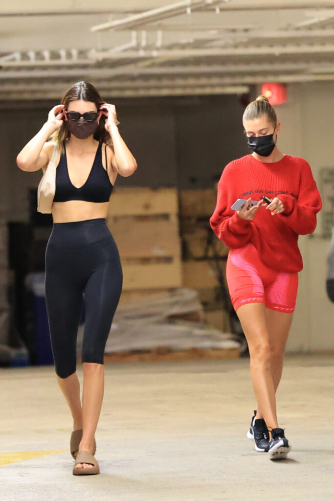 Kendall Jenner și Hailey Bieber în outfituri pentru sală