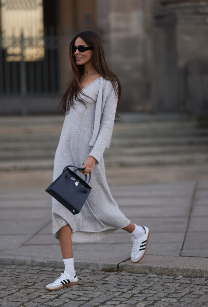 adidas Samba într-un outfit cu o rochie gri