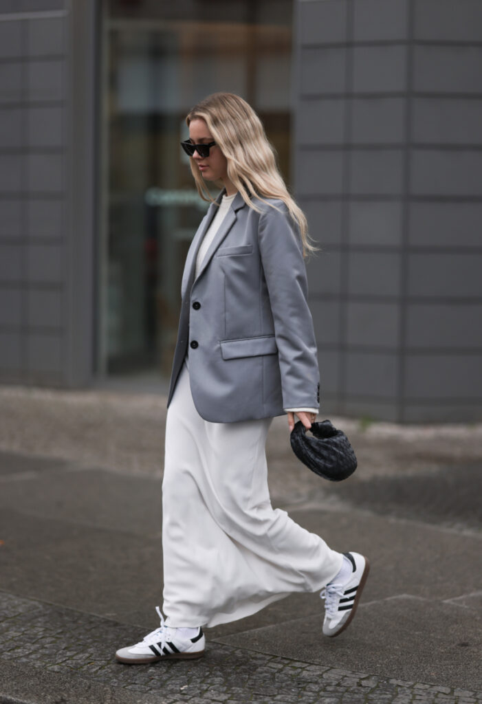 adidas Samba într-un outfit cu o rochie maxi albă