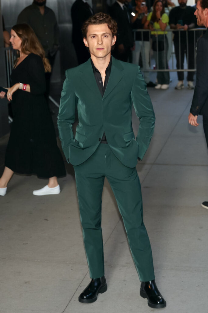 Tom Holland purtând un costum verde